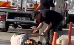 İzmir’de Trafik Kavgası: Motosikletli Yerde Tekmelendi